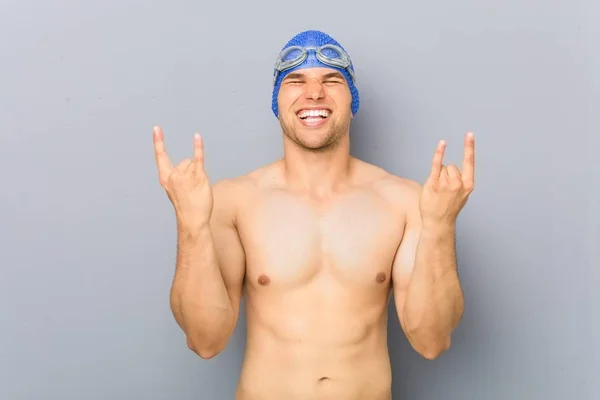 Jovem Nadador Profissional Homem Mostrando Gesto Rock Com Dedos — Fotografia de Stock