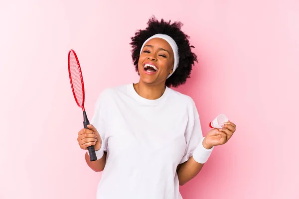 年轻的非洲裔美国女子打羽毛球 — 图库照片