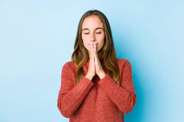Mladá Běloška Pózuje Izolovaně Ruce Modlitbě Blízko Úst Cítí Sebejistě — Stock fotografie