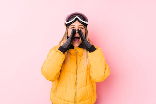 Young Caucasian Woman Wearing Ski Clothes Pink Background Shouting Excited — 스톡 사진