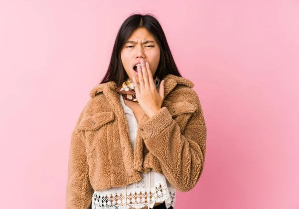 Joven Mujer Asiática Bostezando Mostrando Gesto Cansado Cubriendo Boca Con —  Fotos de Stock