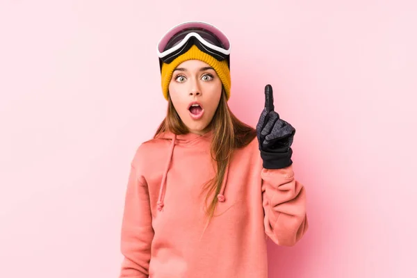 Ung Kaukasiska Kvinna Bär Ski Kläder Isolerad Har Någon Bra — Stockfoto