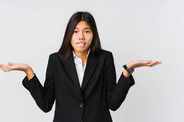Ung Asiatisk Affärskvinna Förvirrad Och Tveksam Ryckande Axlar För Att — Stockfoto
