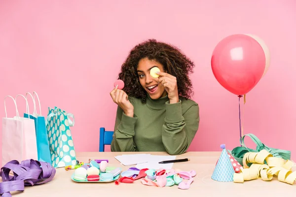 若いアフリカ系アメリカ人女性が誕生日を — ストック写真