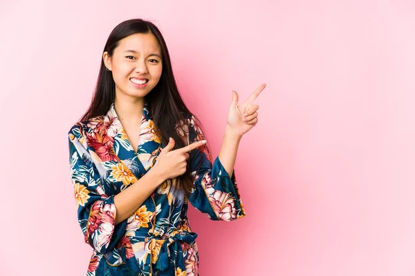 Giovane Donna Cinese Che Indossa Pigiama Kimono Isolato Punta Con — Foto Stock