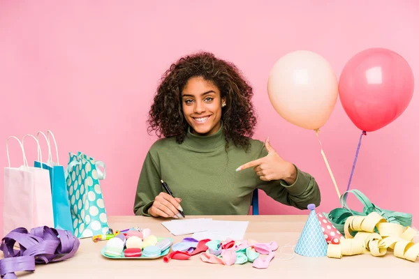 Jovem Afro Americana Planejando Uma Pessoa Aniversário Apontando Mão Para — Fotografia de Stock