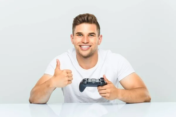 Junger Mann Hält Lächelnd Einen Spielcontroller Der Hand Und Hebt — Stockfoto