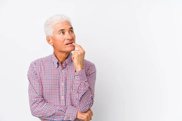 Senior Caucasian Man Isolated Looking Sideways Doubtful Skeptical Expression — Stock Photo, Image