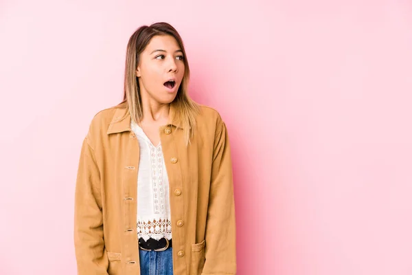 Joven Mujer Caucásica Posando Aislada Siendo Sorprendida Por Algo Que —  Fotos de Stock