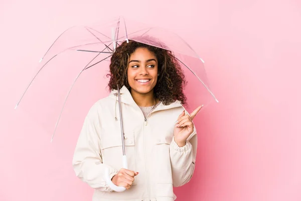 Молодая Африканская Американка Зонтиком Руках Улыбается Указывает Сторону Показывая Пустом — стоковое фото
