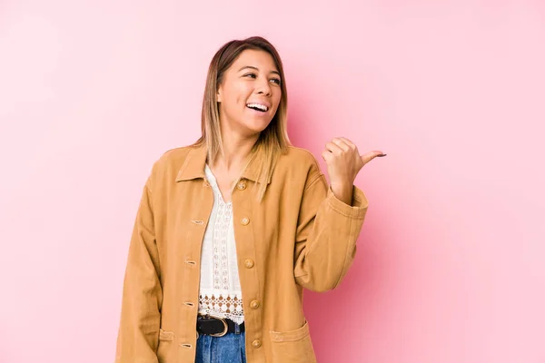 Mujer Caucásica Joven Posando Puntos Aislados Con Dedo Pulgar Lejos — Foto de Stock