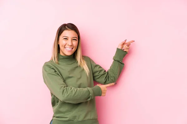 Jonge Kaukasische Vrouw Poseren Geïsoleerd Opgewonden Wijzend Met Wijsvingers Weg — Stockfoto