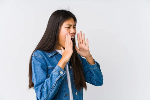 Junge Asiatin Schreit Laut Hält Augen Offen Und Hände Angespannt — Stockfoto