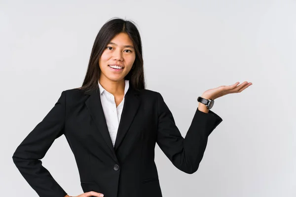 Jovem Mulher Negócios Asiática Mostrando Espaço Cópia Uma Palma Segurando — Fotografia de Stock