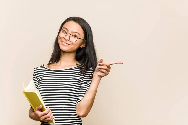 Jovem Asiática Estudante Segurando Livro Sorrindo Apontando Para Lado Mostrando — Fotografia de Stock
