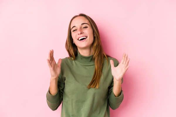 Jonge Blanke Vrouw Poseren Geïsoleerd Vreugdevol Lachen Veel Geluksconcept — Stockfoto