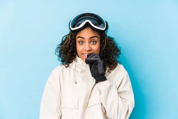 Jovem Esquiador Afro Americano Mulher Isolada Mordendo Unhas Nervosa Muito — Fotografia de Stock