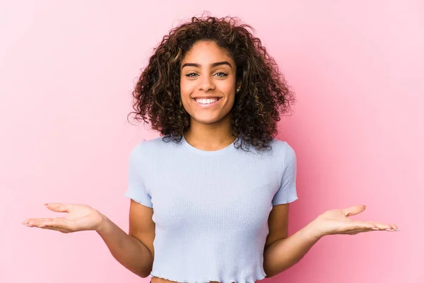 Mujer Afroamericana Joven Sobre Fondo Rosa Que Muestra Una Expresión —  Fotos de Stock