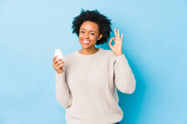 Mujer Afroamericana Mediana Edad Sosteniendo Una Botella Vitamina Alegre Segura — Foto de Stock