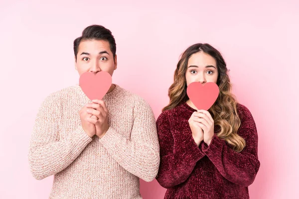 Jovem Casal Latino Segurando Adesivo Coração — Fotografia de Stock