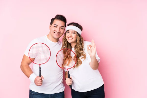 Casal Jovem Jogando Badminton Isolado Alegre Confiante Mostrando Gesto — Fotografia de Stock