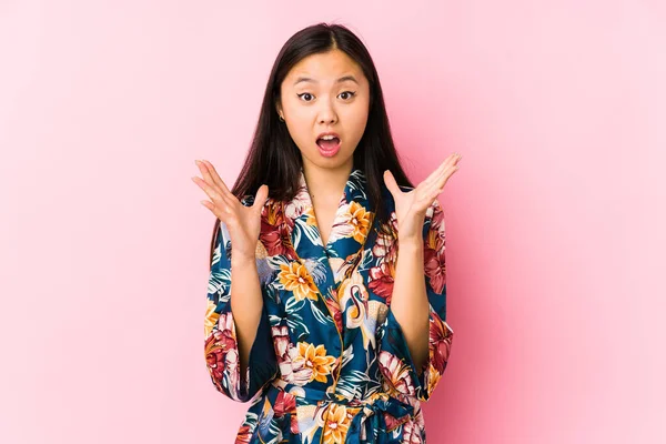 Jeune Chinoise Portant Pyjama Kimono Isolé Célébrant Une Victoire Succès — Photo