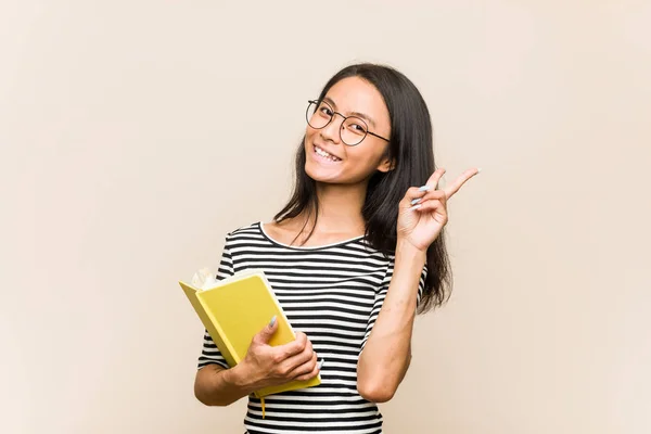 Jeune Étudiante Asiatique Tenant Livre Joyeux Insouciant Montrant Symbole Paix — Photo