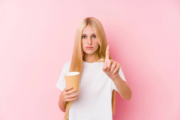 Jeune Fille Blonde Tenant Café Emporter Montrant Numéro Avec Doigt — Photo