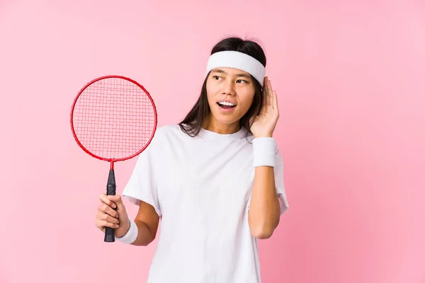 Joven Mujer China Jugando Bádminton Fondo Rosa Tratando Escuchar Chisme — Foto de Stock