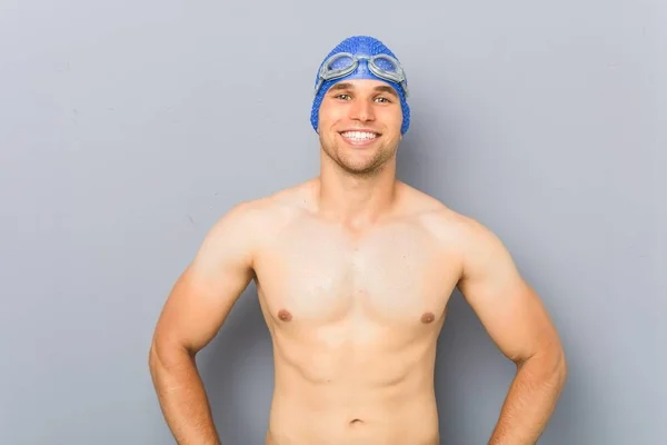 Jovem Nadador Profissional Confiante Mantendo Mãos Nos Quadris — Fotografia de Stock