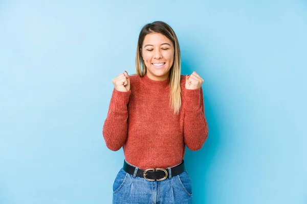 Giovane Donna Caucasica Posa Isolato Alzando Pugno Sentirsi Felice Successo — Foto Stock