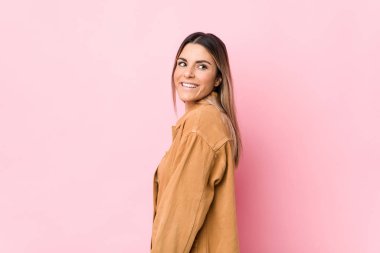 Kafkasyalı genç bir kadın yalnız. Gülümsüyor, neşeli ve keyifli görünüyor..