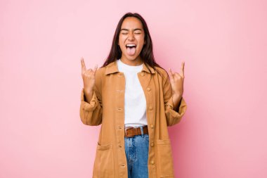 Genç melez Hintli kadın parmaklarıyla taş hareketi yapıyor.