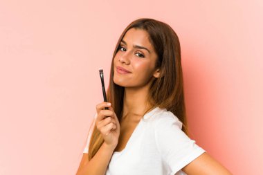 Elinde diş fırçası tutan beyaz bir kadın.