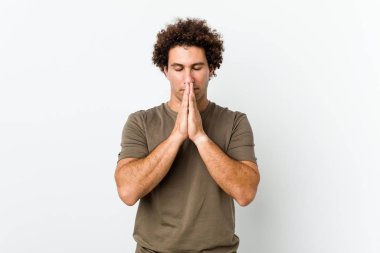 Olgun, yakışıklı bir adam. El ele tutuşup dua ediyor. Kendine güveniyor..