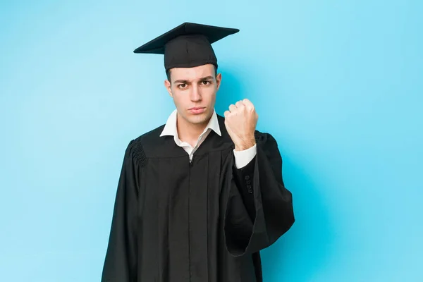 Ung Kaukasier Examen Man Visar Knytnäve Mot Kamera Aggressiv Ansiktsuttryck — Stockfoto