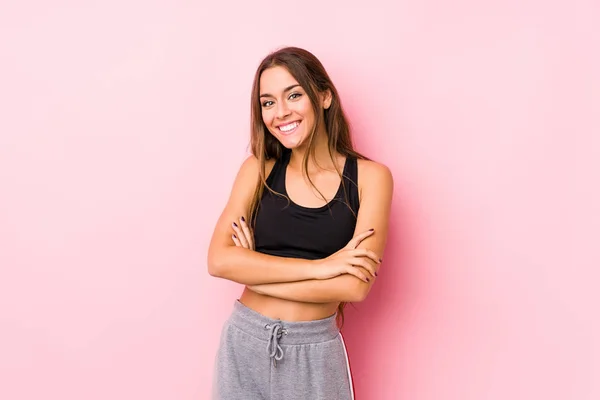 Junge Kaukasische Fitness Frau Posiert Vor Rosa Hintergrund Lacht Und — Stockfoto