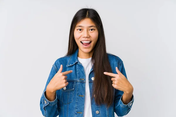 Joven Asiática Mujer Sorprendida Señalando Con Dedo Sonriendo Ampliamente — Foto de Stock