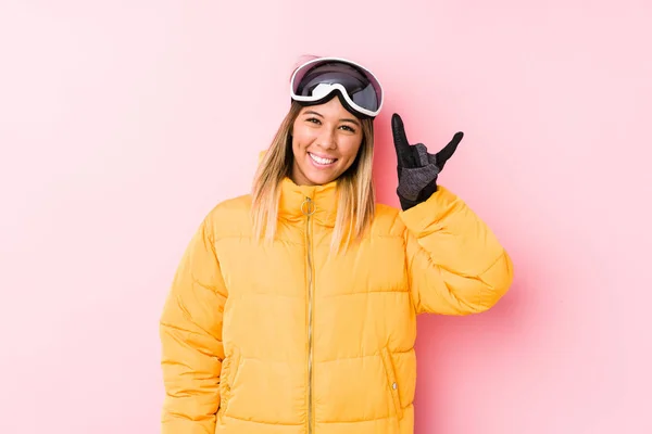 Mulher Branca Jovem Vestindo Uma Roupa Esqui Fundo Rosa Mostrando — Fotografia de Stock