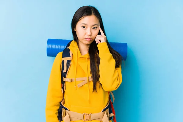 Νέοι Κινέζοι Backpacker Γυναίκα Απομονωμένη Δείχνοντας Ναό Δάχτυλο Σκέψη Επικεντρώθηκε — Φωτογραφία Αρχείου