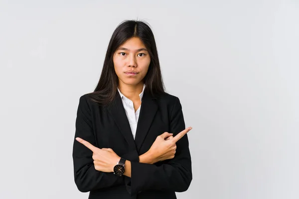 Joven Asiático Mujer Negocios Señala Lado Está Tratando Elegir Entre — Foto de Stock