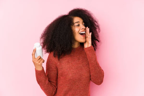 Jong Afro Vrouw Met Een Vitamines Geïsoleerd Jong Afro Vrouw — Stockfoto