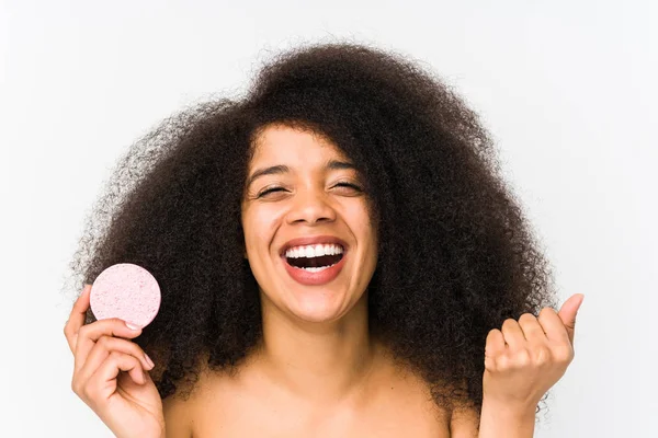 Jovem Afro Mulher Segurando Disco Facial Isolado Torcendo Despreocupado Animado — Fotografia de Stock