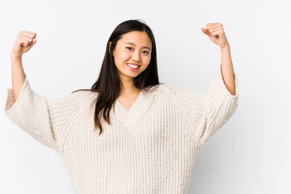 Junge Chinesin Isoliert Zeigt Geste Der Stärke Mit Den Armen — Stockfoto