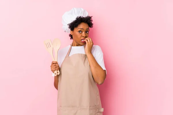 Jovem Cozinheiro Afro Americano Mulher Mordendo Unhas Nervoso Muito Ansioso — Fotografia de Stock