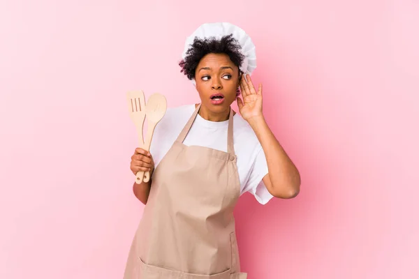 Jovem Cozinheira Afro Americana Tentando Ouvir Uma Fofoca — Fotografia de Stock