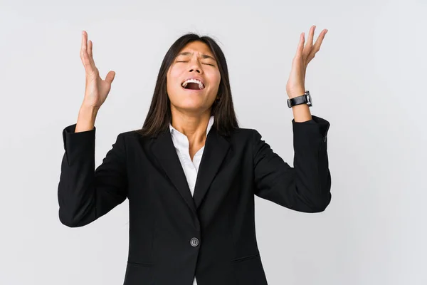 Junge Asiatische Geschäftsfrau Schreit Den Himmel Schaut Auf Frustriert — Stockfoto