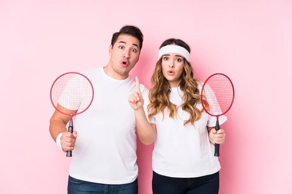 Casal Jovem Jogando Badminton Isolado Ter Alguma Grande Ideia Conceito — Fotografia de Stock