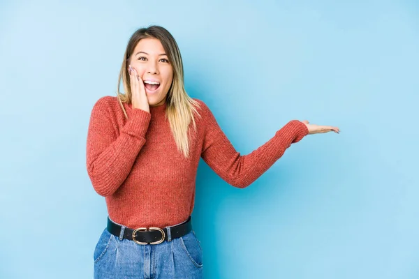 Mujer Caucásica Joven Posando Aislado Sostiene Espacio Copia Una Palma —  Fotos de Stock