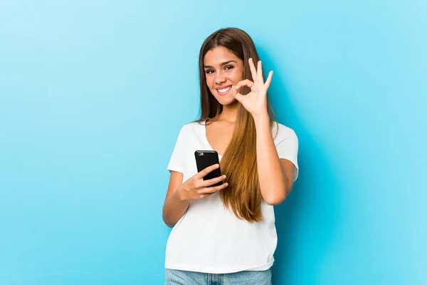 Młody Kaukaski Kobieta Trzyma Telefon Wesoły Pewny Pokazując Gest — Zdjęcie stockowe